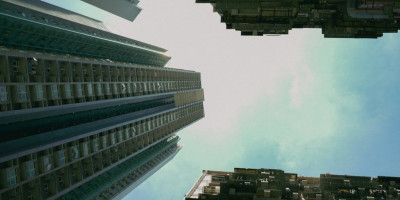 U hong Kongu postoji neboder u kojem stanuje čak deset hiljada stanovnika, a nosi naziv Zgrada čudovište (The Monster Building) i najfotografisanije je mesto u Aziji.