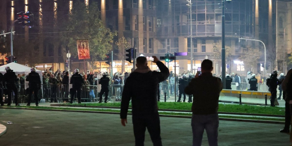 Blokaderi povukli poruku koju su poslali okupljenima ispred Skupštine: Ovo je plan - sve da gori (FOTO)