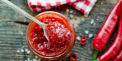 Ovo nije klasičan ajvar ni sos - već gusti, aromatični džem od paradajza, čilija i belog luka, koji se koristi uz meso, sir, pa čak i uz peciva.