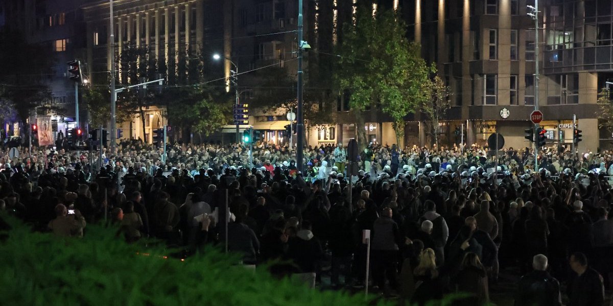 Hitno! Oglasio se MUP: Zapaljen šator, povređen policajac