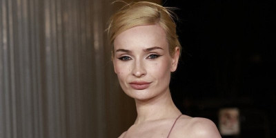 Nemačka pevačica Kim Petras pojavila se u Los Anđelesu u degutantnoj haljini i zgrozila javnost.