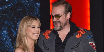 Mlada glumica Mili Bobi Braun navodno je optužila svog starijeg kolegu Davida Harbura za zlostavljanje i uznemiravanje na snimanju Netfliksove serije "Stranger Things".