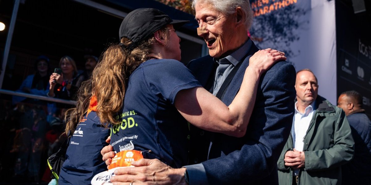 Šta se dešava sa Klintonom?! Šokirao svojom pojavom na Njujorškom maratonu (FOTO)