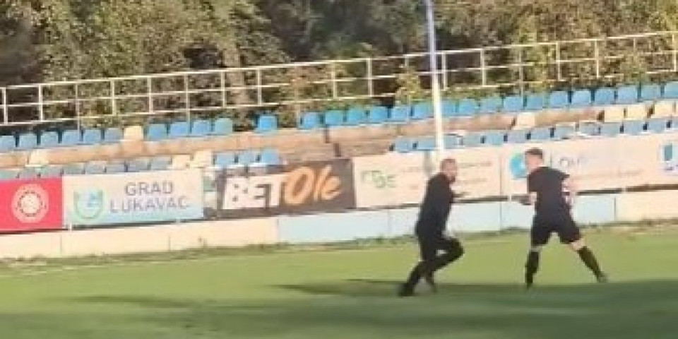 Strašan sukob u komšiluku: Navijači uleteli na teren i tukli sudije (VIDEO)