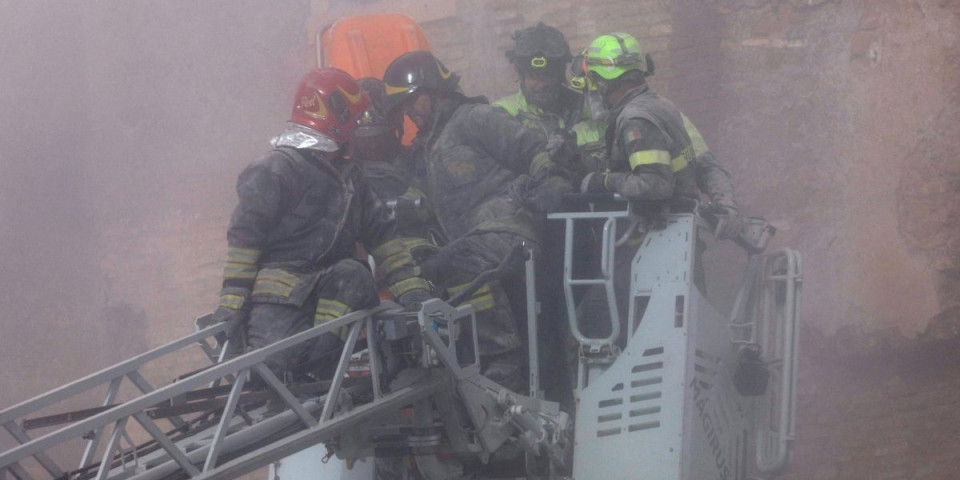 (VIDEO) Preminuo radnik izvučen ispod ruševina kule u centru Rima