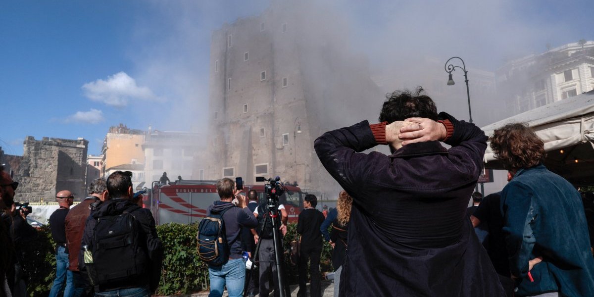 Sve se dogodilo odjednom: Snimljen trenutak urušavanja kule u Rimu (FOTO/VIDEO)