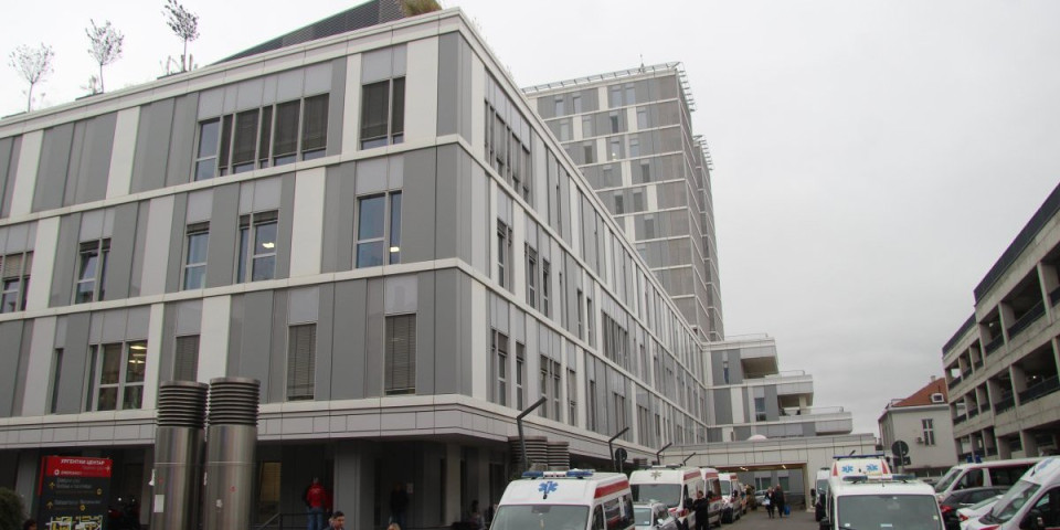 Lekari se bore da je spasu! Žena pala sa prozora na Vračaru: Evo u kakvom je sad stanju