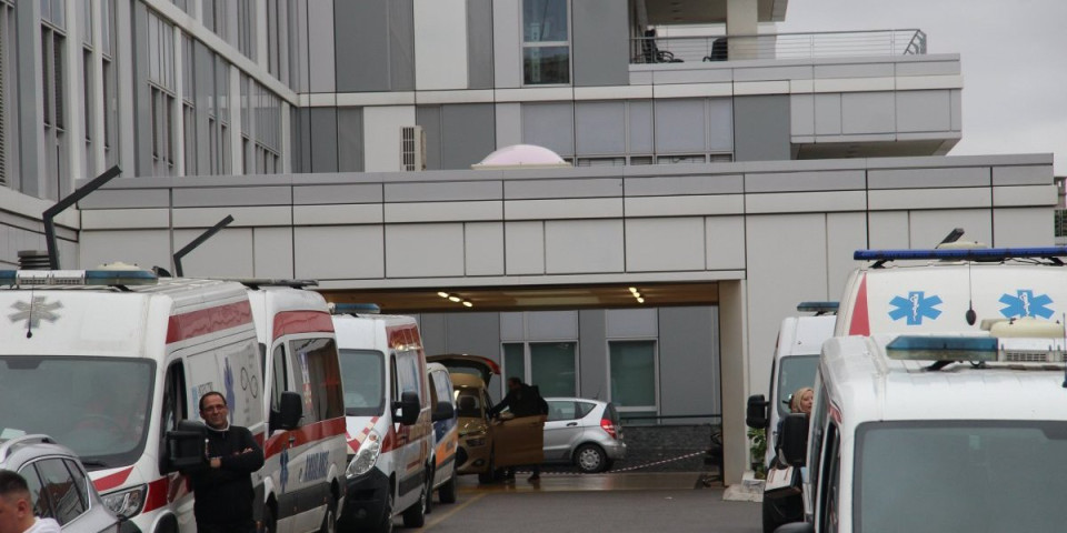 Žena ošamarila i šutnula medicinsku sestru, pa pobegla: Neviđena drama u Urgentnom centru