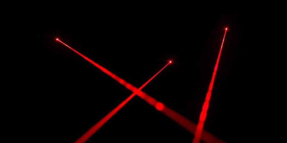 (VIDEO) Za malo izbegnuta jeziva tragedija: Dečak izašao da se igra sa laserom - Ubrzo ga je locirala policija...