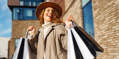 Ove sezone, teget ponovo osvaja modne piste i gradske ulice – nijansa koja odiše smirenošću, ali i autoritetom.