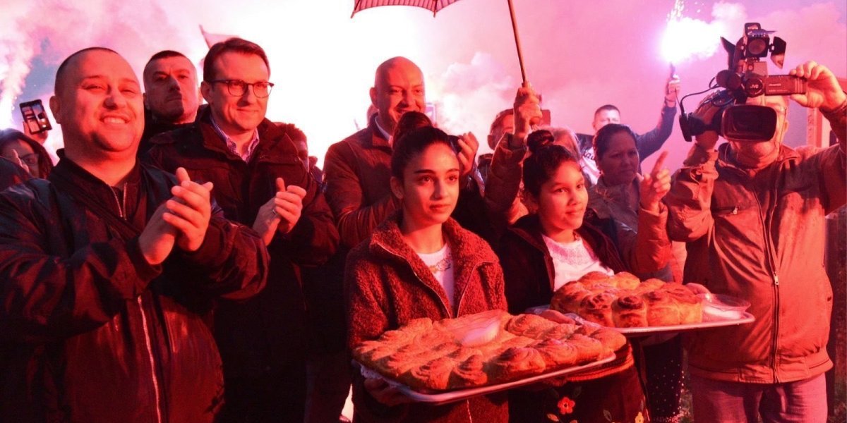 2.000 ljudi u Lazarevcu dočekalo Srbe sa KiM: Slike koje bude emociju - odjekuje "Kosovo je Srbija" (FOTO/VIDEO)