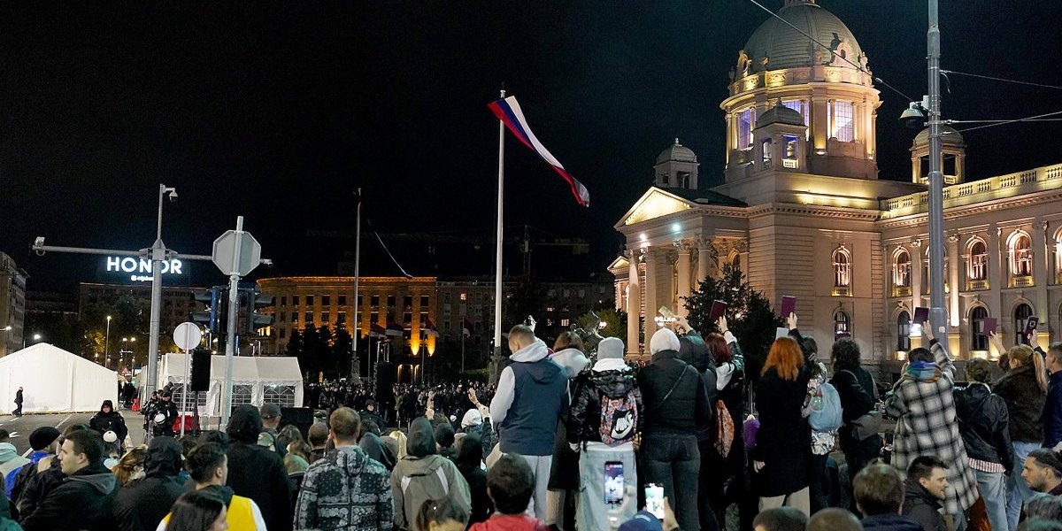 Gnusno i odvratno - evo šta su blokaderi sinoć prosipali ispred policije, tajkunski Danas slavi (VIDEO)
