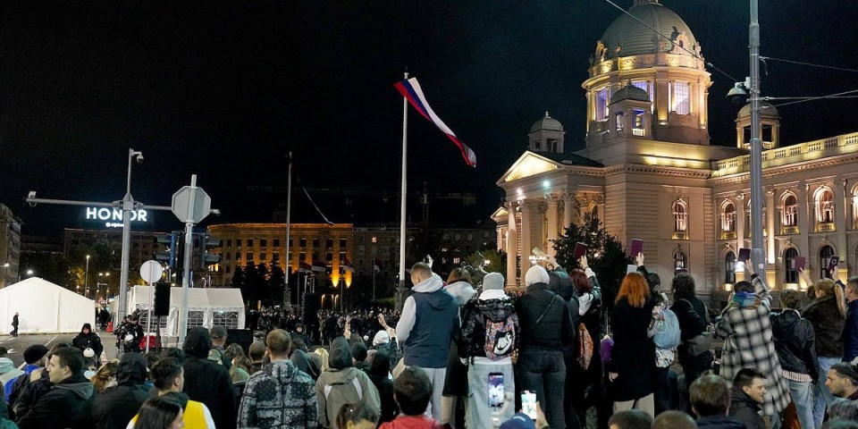 Gnusno i odvratno - evo šta su blokaderi sinoć prosipali ispred policije, tajkunski Danas slavi (VIDEO)