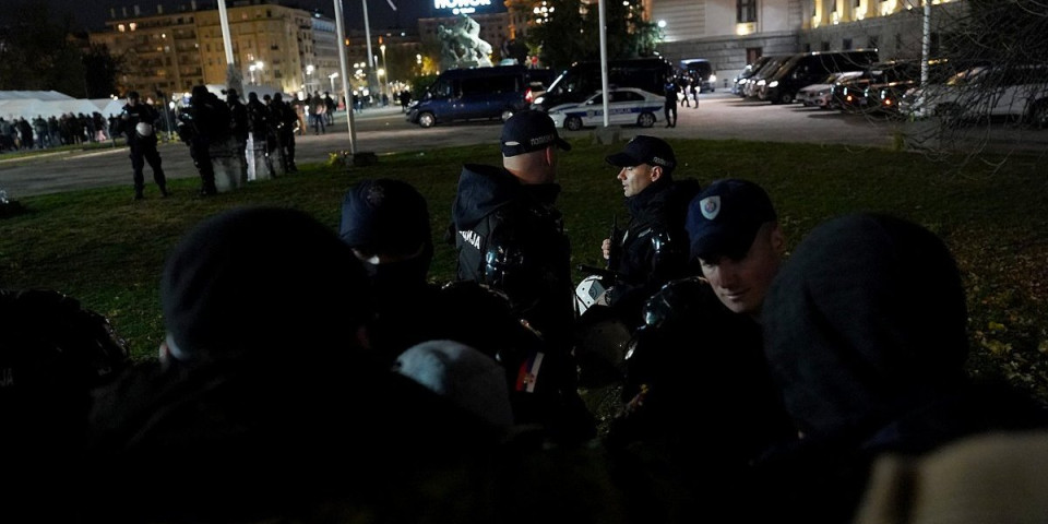 Dok blokaderka urla, policajci mirno stoje: Pogledajte ovaj "sudar" nepristojnosti i pristojnosti kod Pionirskog parka (VIDEO)