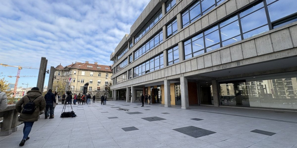 Skandal! Nasilnik Štimac na slobodi, četvorici aktivista SNS produžen pritvor