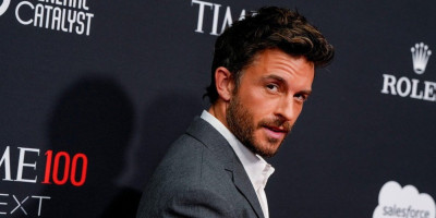 Engleski glumac Džonatan Bejli, poznat po ulozi lorda Entonija u seriji "Bridžerton", proglašen je za ovogodišnjeg "najseksipilnijeg muškarca na svetu" prema izboru časopisa "Pipl" (People).