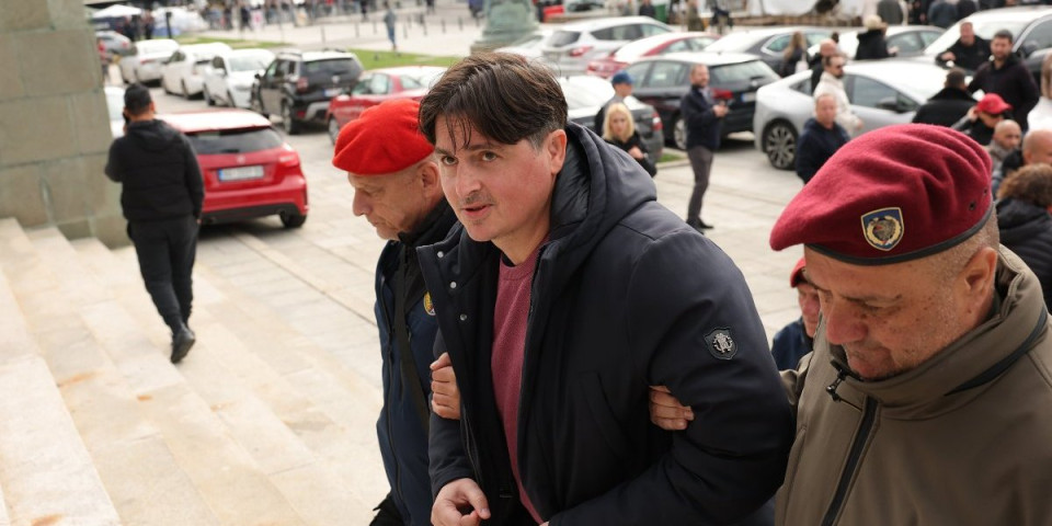 Oglasio se Uglješa Mrdić koji štrajkuje glađu ispred Skupštine: Blokaderi su rekli da će nas zgaziti