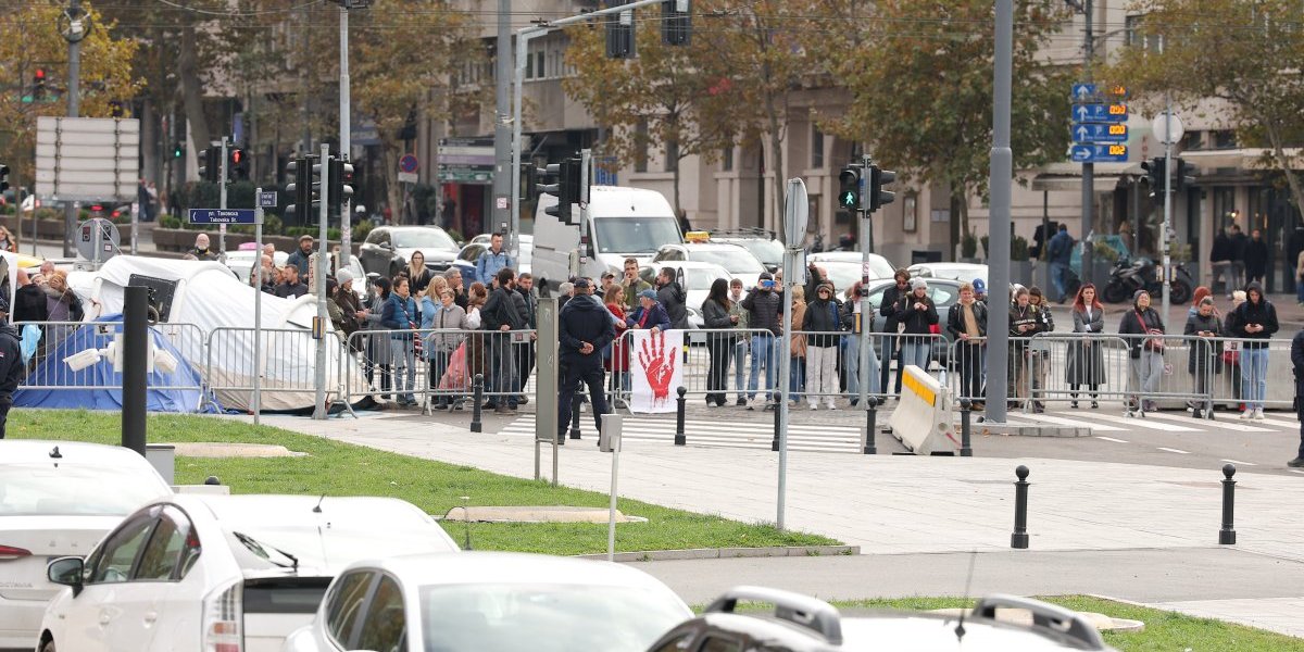 Ko plaća sve ovo? Blokaderima stigla nova oprema za spavanje na ulici kod Skupštine (VIDEO)