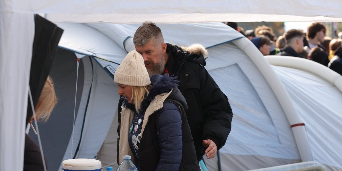 Blokaderi će ubiti Dijanu Hrku - Hitna pomoć ispred šatora, lažni veterani ne daju medicinarima da joj priđu (VIDEO)
