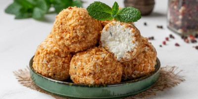 Isprobajte fantastično predjelo za slavsku trpezu – sirne kuglice, biće toliko dobro da će svi odmah tražiti recept.