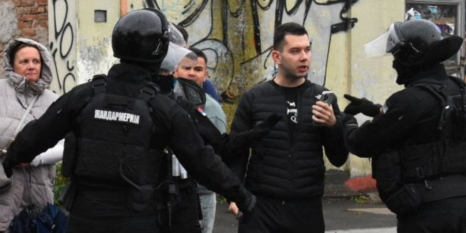 Šešelja vređao propali pornićar: Pogledajte eksplicitni snimak blokadera iz Niša i funkcionera PSG! (FOTO/VIDEO 18+)