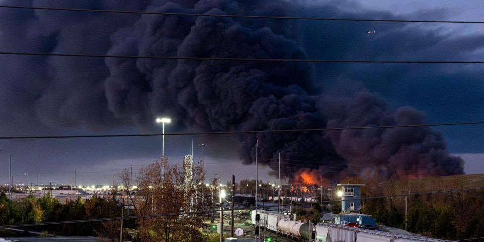 (VIDEO) Srušio se avion, veliki broj mrtvih! Kamere zabeležile trenutak udara, ogroman požar na tlu