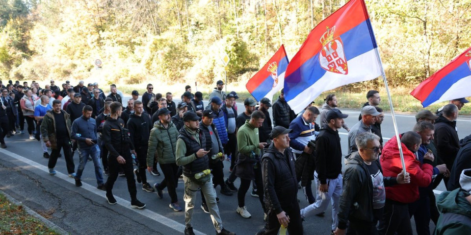 Srbi sa Kosmeta nastavili put: Stižu do Beograda da podrže otadžbinu (FOTO/VIDEO)