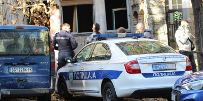 Kako saznajemo, za brutalno ubistvo muškarca u Francuskoj ulici broj 19 u Beogradu osumnjičene su tri osobe, od kojih su dve uhapšene, a za trećom se traga.