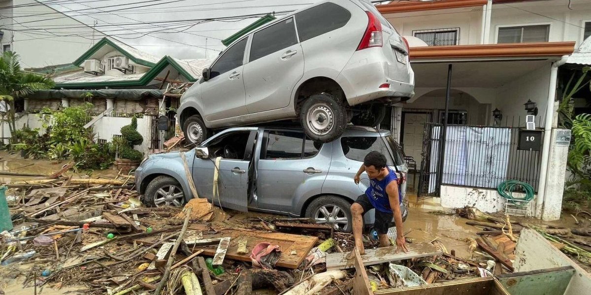 Tajfun razarao sve pred sobom: Nosio automobile, više od 100 mrtvih! (FOTO)