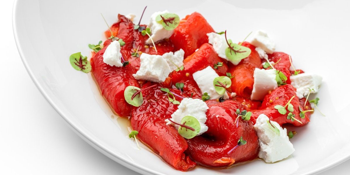 Salata od pečenih paprika i sira: Oplemenjuje slavsku trpezu, a sprema se očas posla