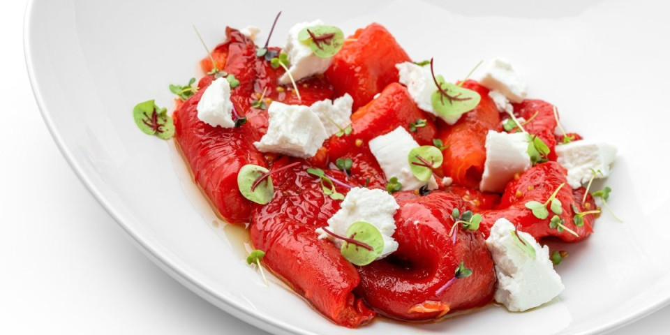 Salata od pečenih paprika i sira: Oplemenjuje slavsku trpezu, a sprema se očas posla