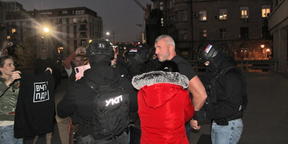 E PA NEĆE MOĆI! Bačulov počeo da likuje, digao majicu sa natpisom "Vučiću pe*eru", a onda... (VIDEO)