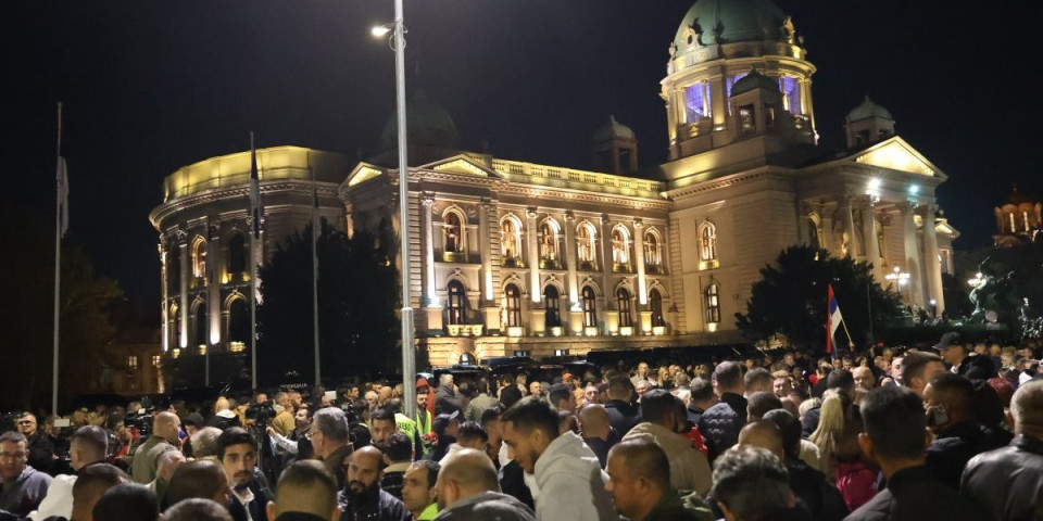 Oglasio se MUP: Evo koliko je ljudi ispred Skupštine, blokaderi plaču od muke