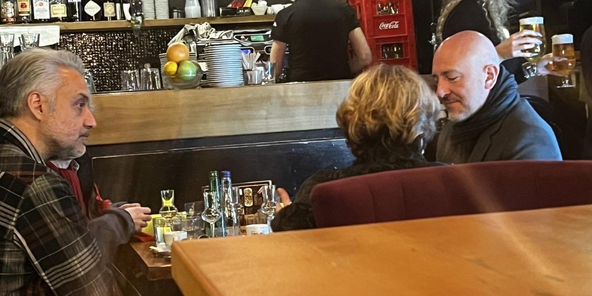 Kvazi elita u kafiću, narod na ulicama! GOSI JAVLJA: Pogledajte kako su lepo zaseli Bojkovićka, Majić i Golubović (FOTO)