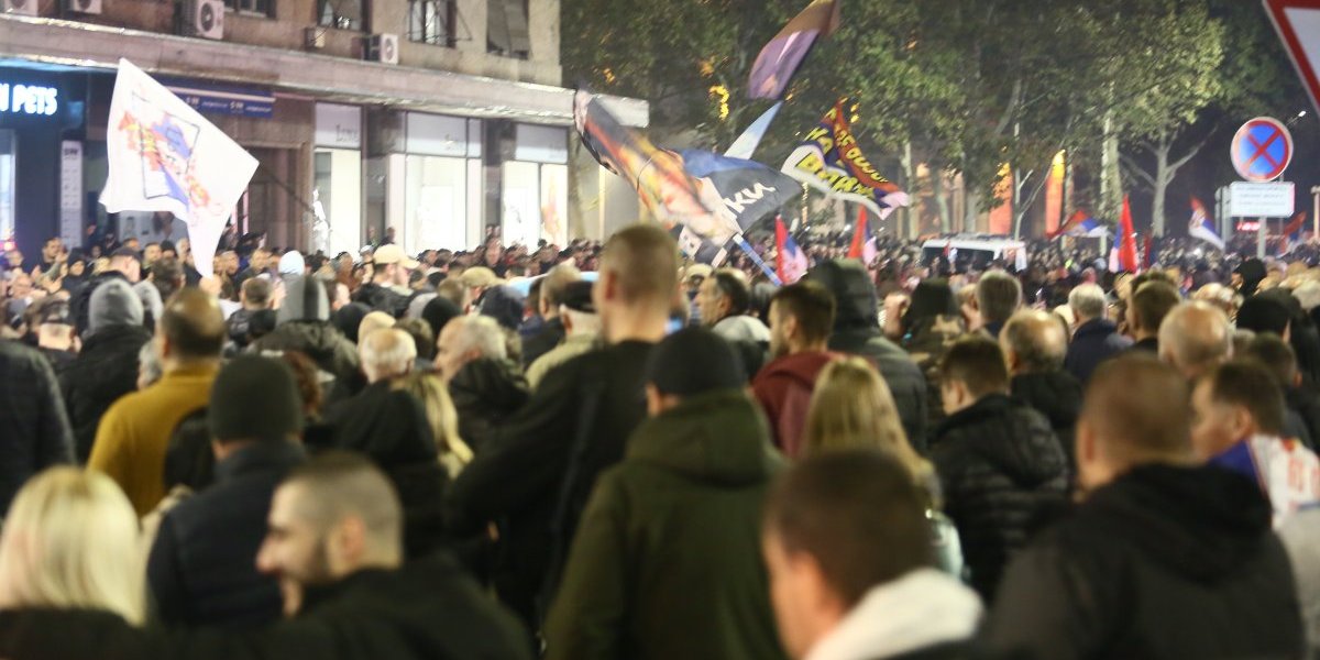 Tajkunski mediji lažu, na Boga ne misle: Tvrde da je kod Skupštine više nasilnika, nego građana pristojne Srbije