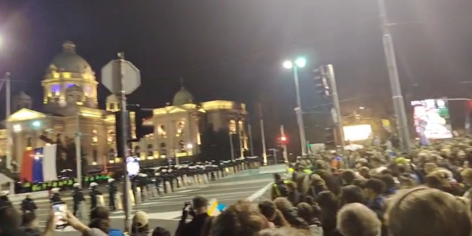Boli ih pristojna Srbija! Blokaderi zviždali dok je intonirana himna Srbije ispred Skupštine (VIDEO)