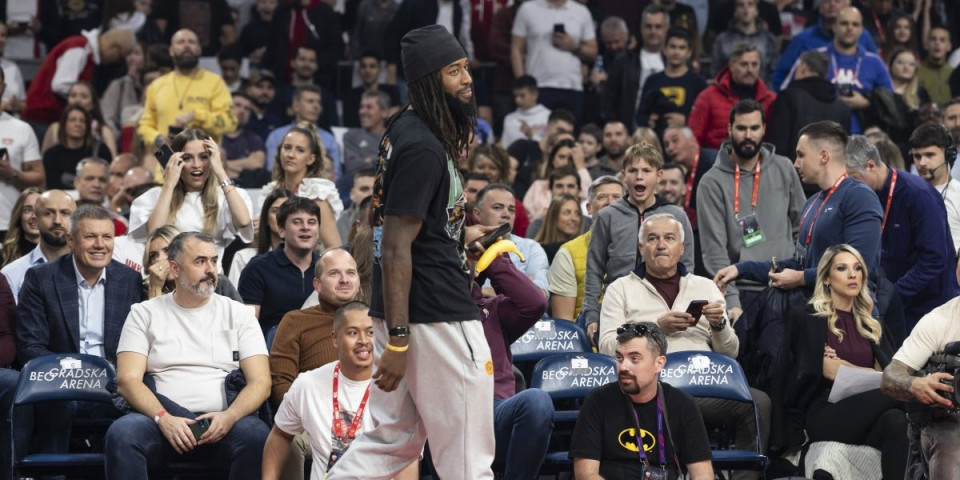 Skandalozno ponašanje Lesora u Areni: Provocirao navijče držeći bananu u visini polnog organa (VIDEO)