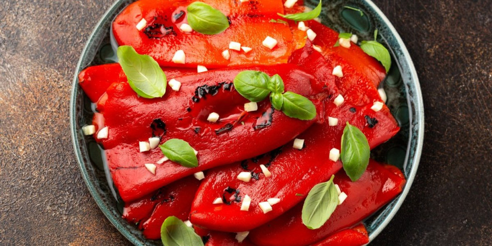 Najbolja salata uz praznično pečenje: Pečene paprike sa medom i renom