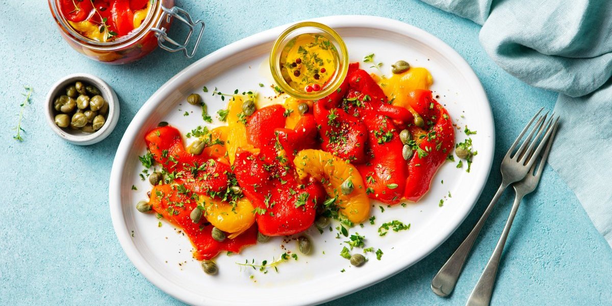 Mitrovdanska salata od pečenih paprika: Domaćinski prilog savršen uz pečenje i sarmu