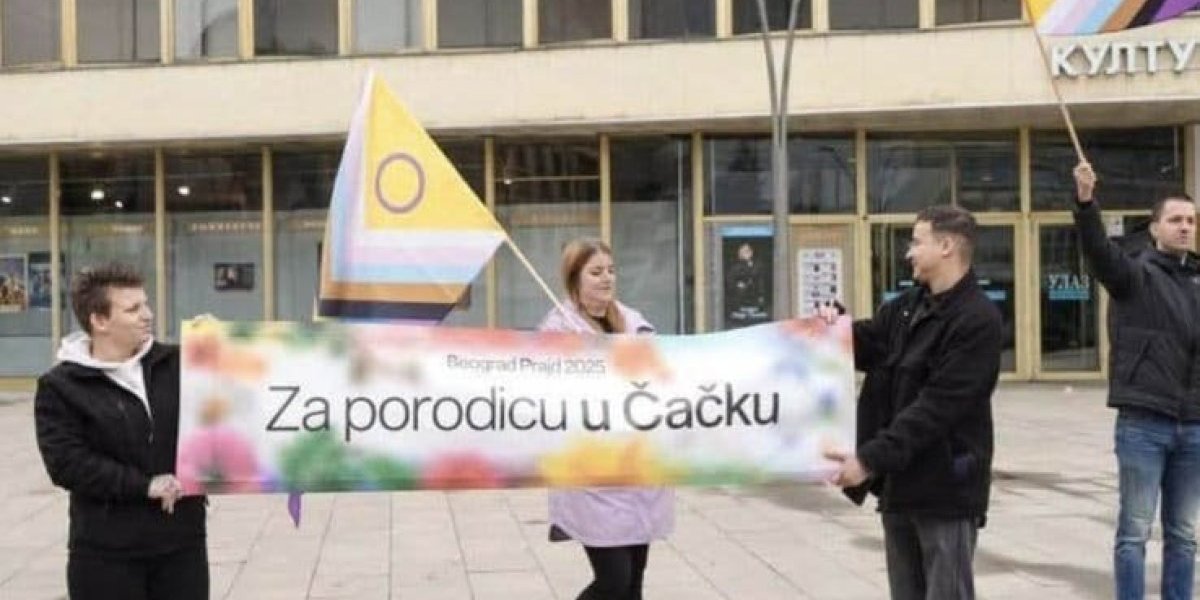 Merima A. (sa leve strane, drži transparent)