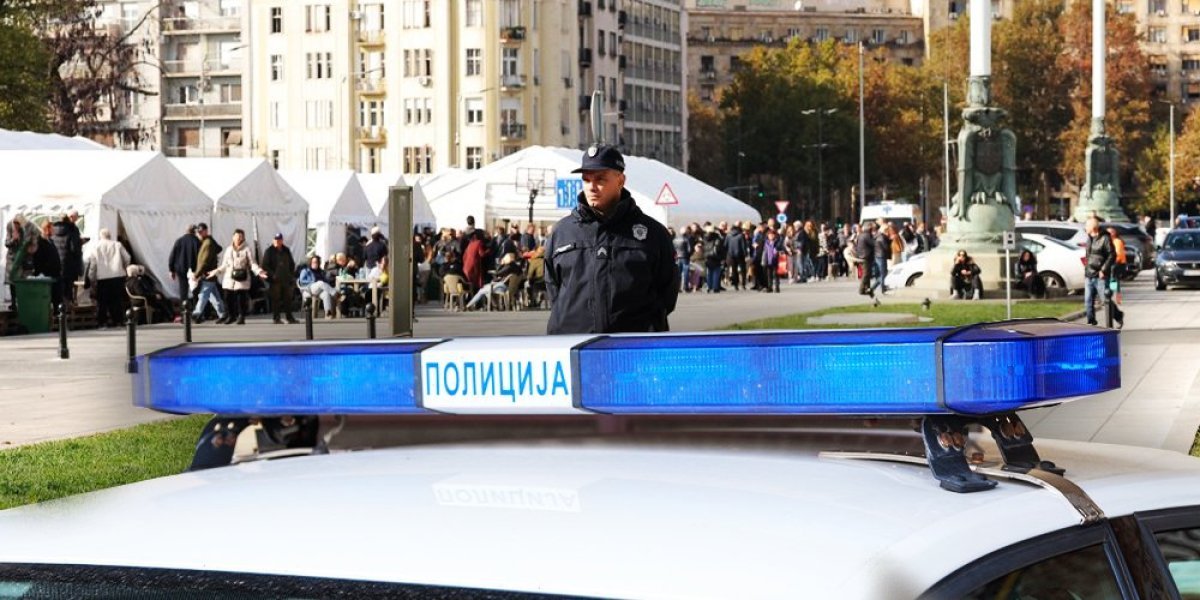 Stravičan napad na policiju zbog "Ćacilenda": Blokaderka nožem pokušala da izbode policajca, on u samoodbrani pucao!