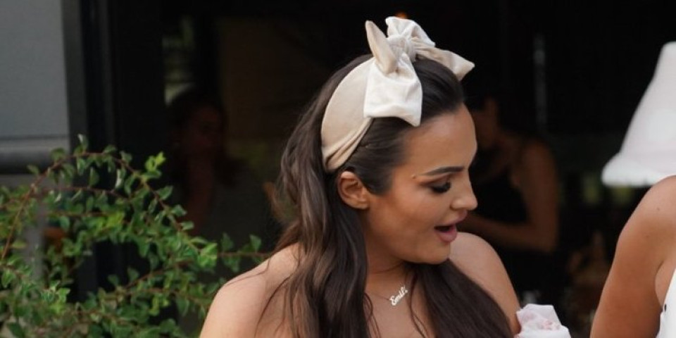 "Velike su zvezde, a gledaju u oči i to rade": Pevačica otkrila koje kolege kradu bakšiš