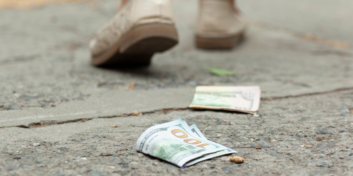 Pančevka pronašla svežanj novčanica na ulici, ali vlasnika nikako: Evo šta je odlučila
