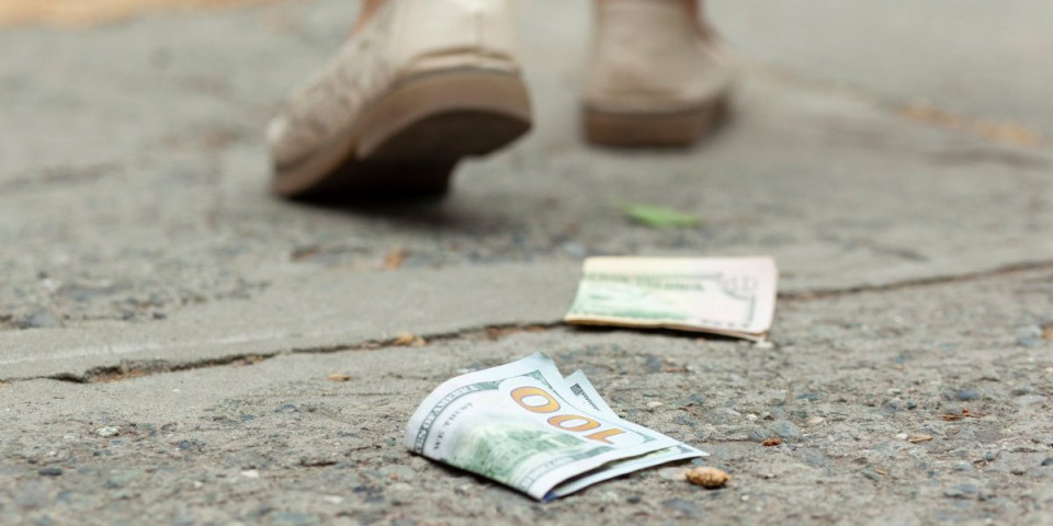 Pančevka pronašla svežanj novčanica na ulici, ali vlasnika nikako: Evo šta je odlučila