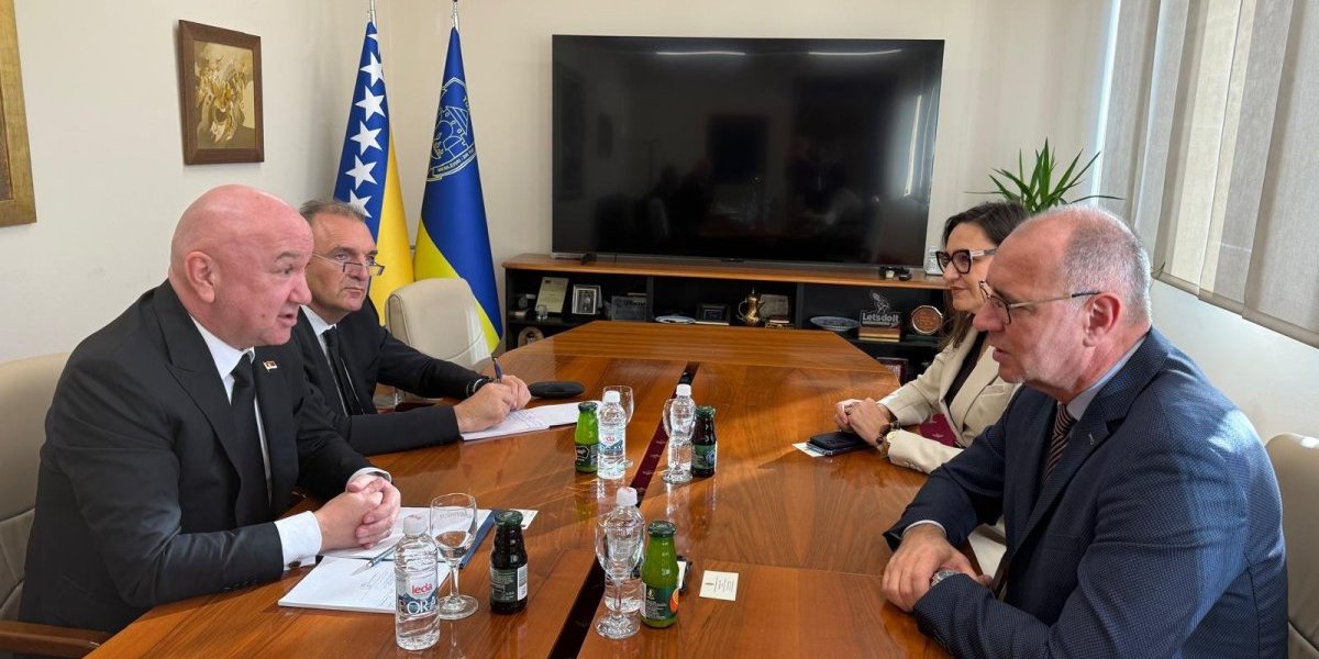 Popović u Tuzli izrazio saučešće i ponudio pomoć Srbije povodom tragedije u Domu penzionera