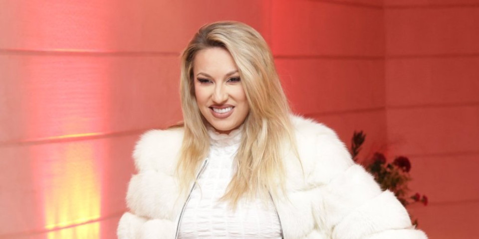 Rada Manojlović pala u depresiju zbog viška kilograma: "Glava mi je kao pun mesec"