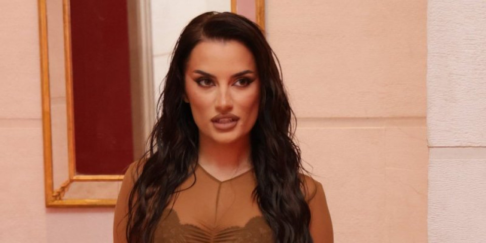 Svi je gledaju u međunožje: Pevačici vrište čipkane gaće sve u šesnaest