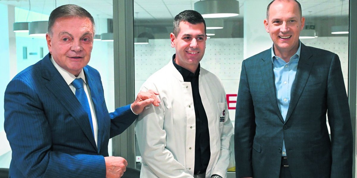 Dr Bogdan Okiljević i Dr Milovan Bojić sa ministrom zdravlja Zlatiborom Lončarom