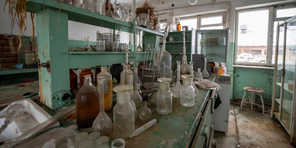 Horor: Doktor kasapin ilegalno operisao decu u jezivoj ordinaciji - Policiju zaprepastila scena koju je zatekla...