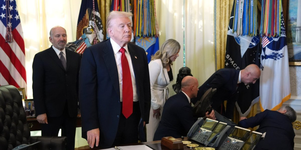 (VIDEO) Pravo na patos: Američki moćnik pao u nesvest pred Trampom i novinarima - Ljudi šokirani snimkom